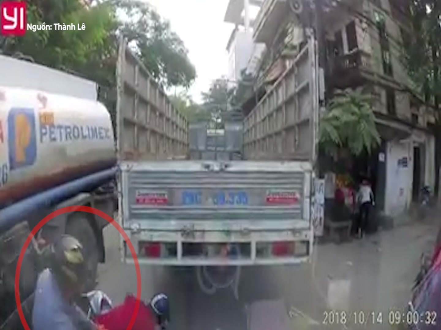 Vuot au, hai thanh nien suyt chet duoi gam xe bon hinh anh