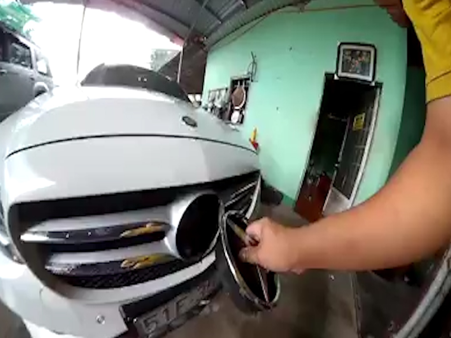 Thanh nien thao logo Mercedes de lam to dung banh ngot hinh anh