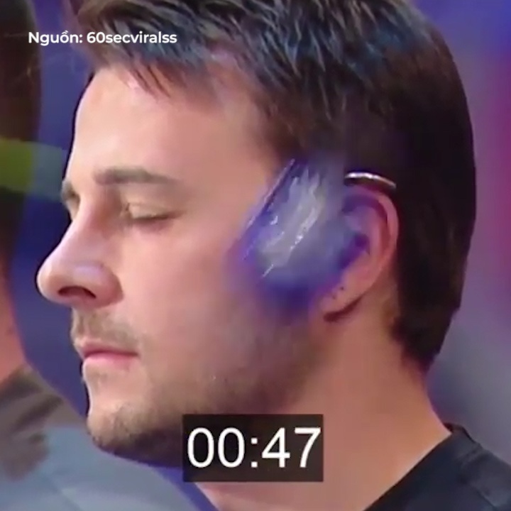 Nghe si bieu dien yo-yo chuan xac danh bay dong xu ra khoi tai hinh anh