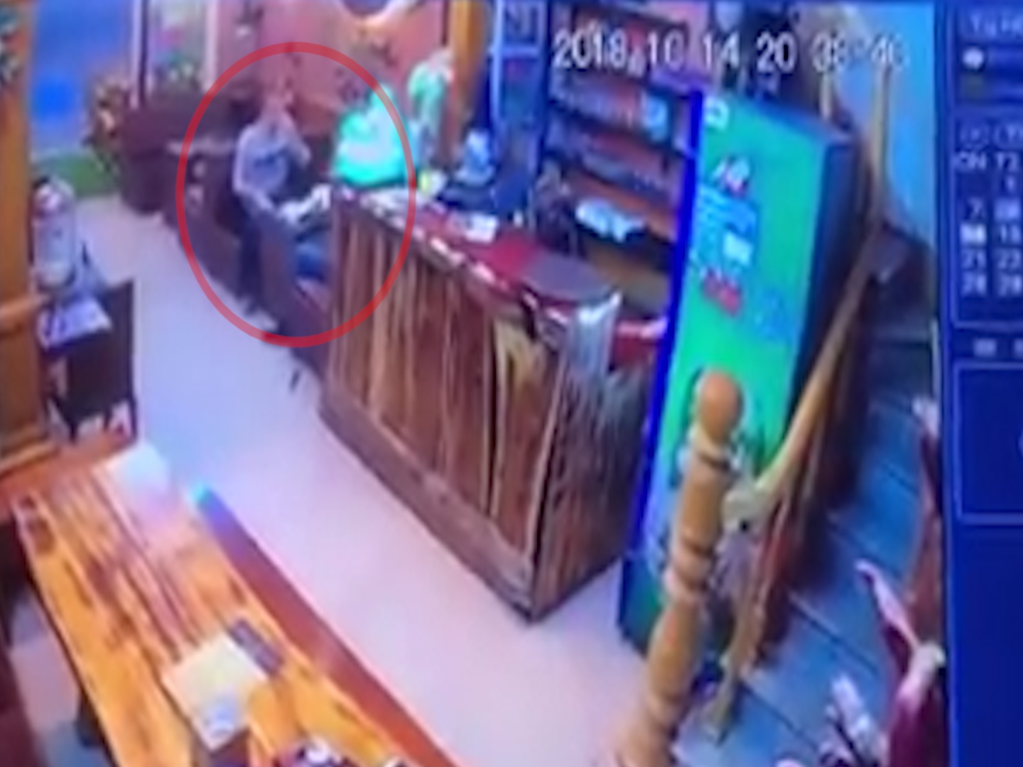 Hai du khach nuoc ngoai chay thuc mang de quyt tien an toi hinh anh