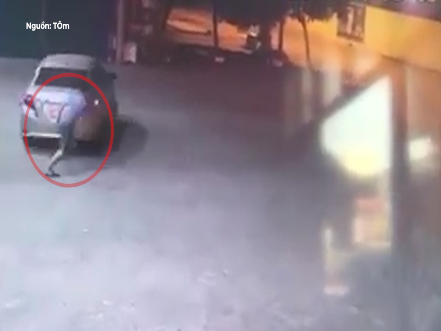 Tai xe oto lao xe bo chay de quyt tien do xang hinh anh