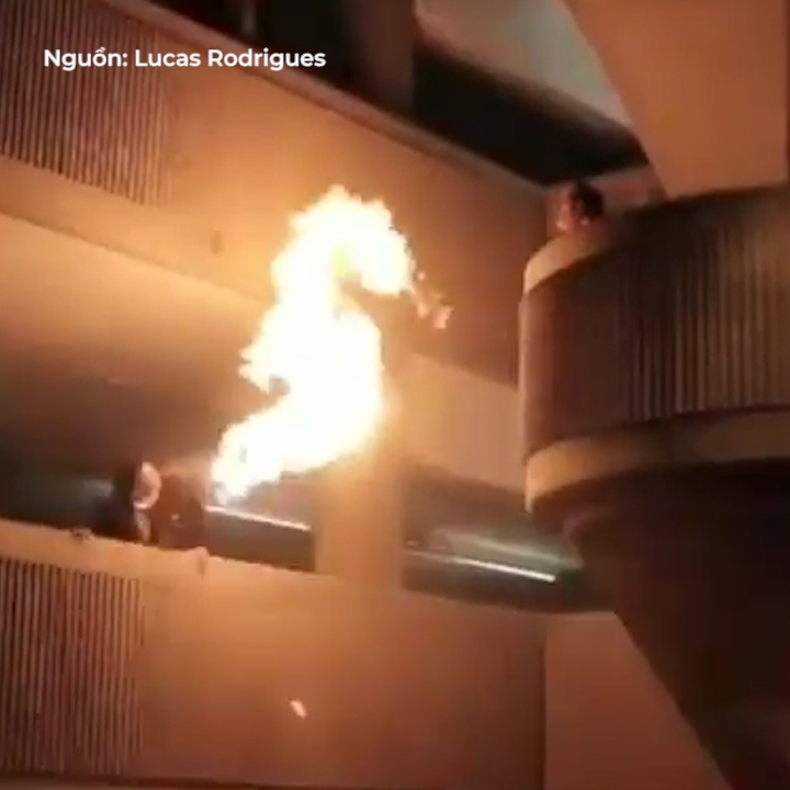 Nhom ban ngam dau truyen lua qua nhieu tang nha hinh anh