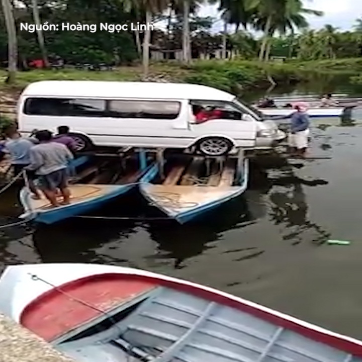 Dua oto qua song bang 2 con thuyen nho xiu hinh anh