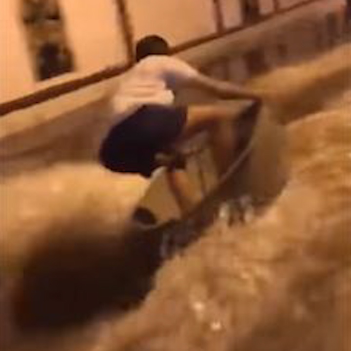 Nguoi dan ong truot nuoc tren duong ngap hinh anh