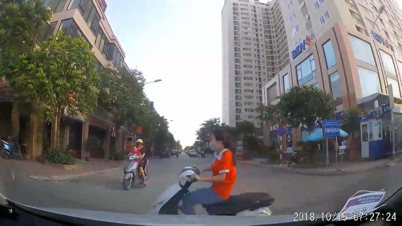 Co gai tat dau oto nhanh nhu gio khien tai xe giat minh hinh anh