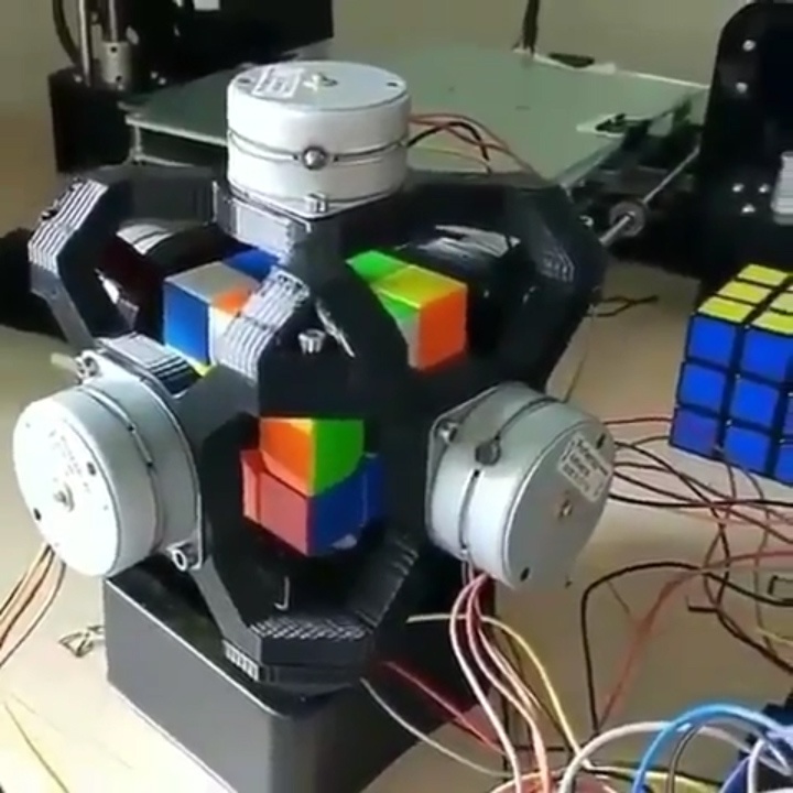 Chiec may giai khoi rubik chi trong 2 giay hinh anh
