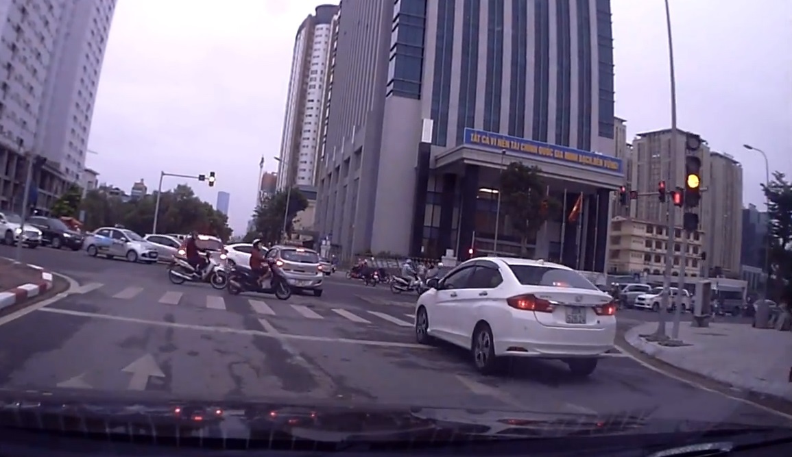 Co vuot den vang, oto bi ket giua duong roi va cham voi xe khac hinh anh