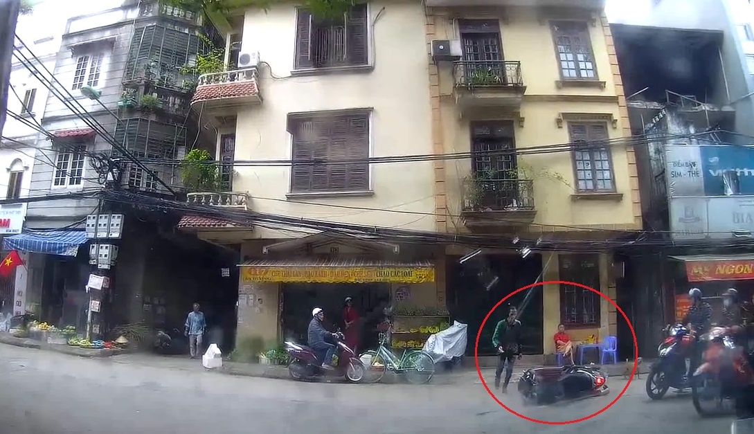 Thang gap tranh cho tha rong, tai xe xe may nga dap dau xuong duong hinh anh