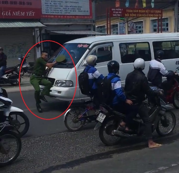 Xe khach vi pham ui canh sat hang tram met tren pho Da Lat hinh anh