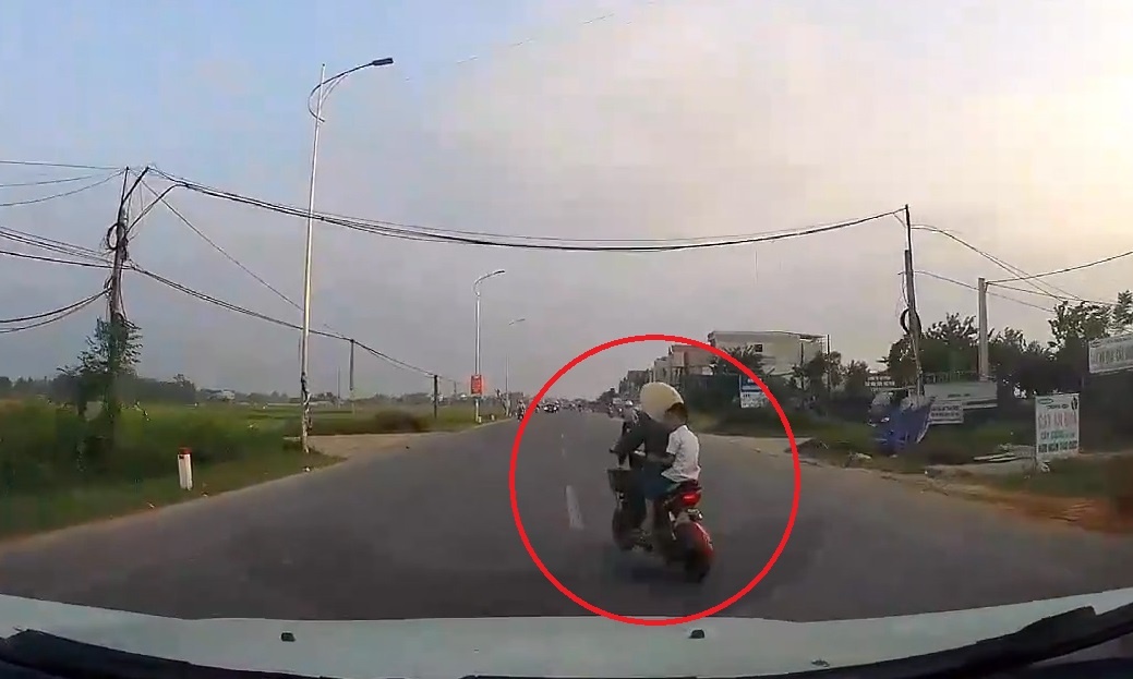 Oto danh lai qua chieu nguoc lai de tranh ba cu qua duong dot ngot hinh anh