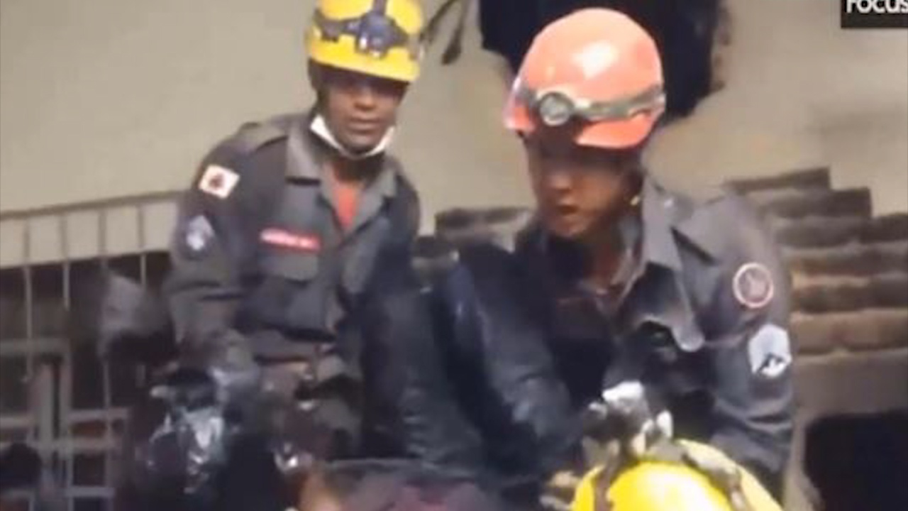 Trom mac ket trong ong khoi khi dot nhap vao nha hang hinh anh