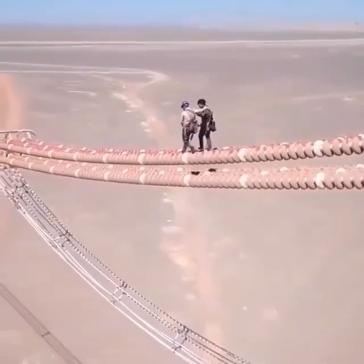 Cac cong nhan vo tu di bo tren day dien cao hon chuc met hinh anh