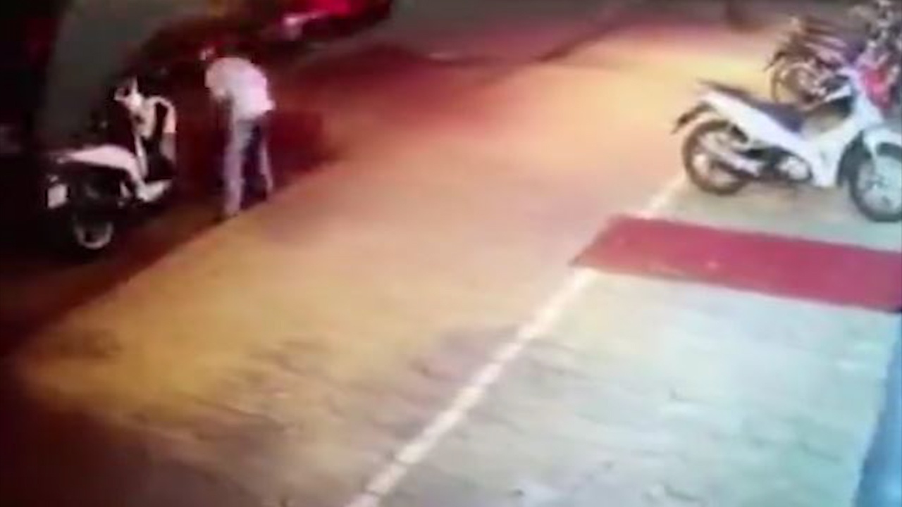 Nguoi dan ong di SH de trom bac dat xe hinh anh