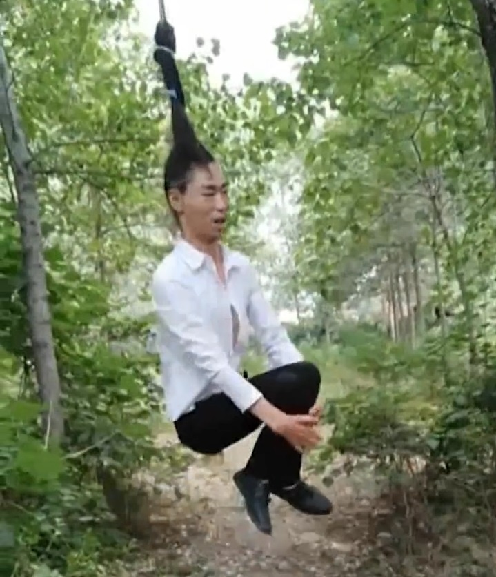 Nguoi dan ong Trung Quoc voi bo toc du khoe de lam xich du hinh anh