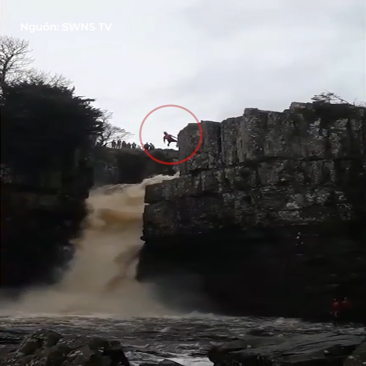 Chang trai suyt chet khi lao minh vao con thac du hinh anh