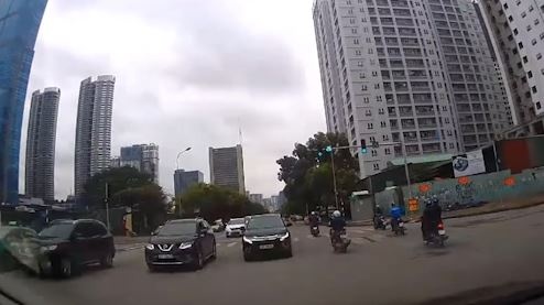 Oto chay lan lan de vuot suyt dam vao xe doi dien hinh anh