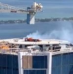 Xe dua F1 xoay vong lien tuc tren san dap truc thang cua nha cao tang hinh anh