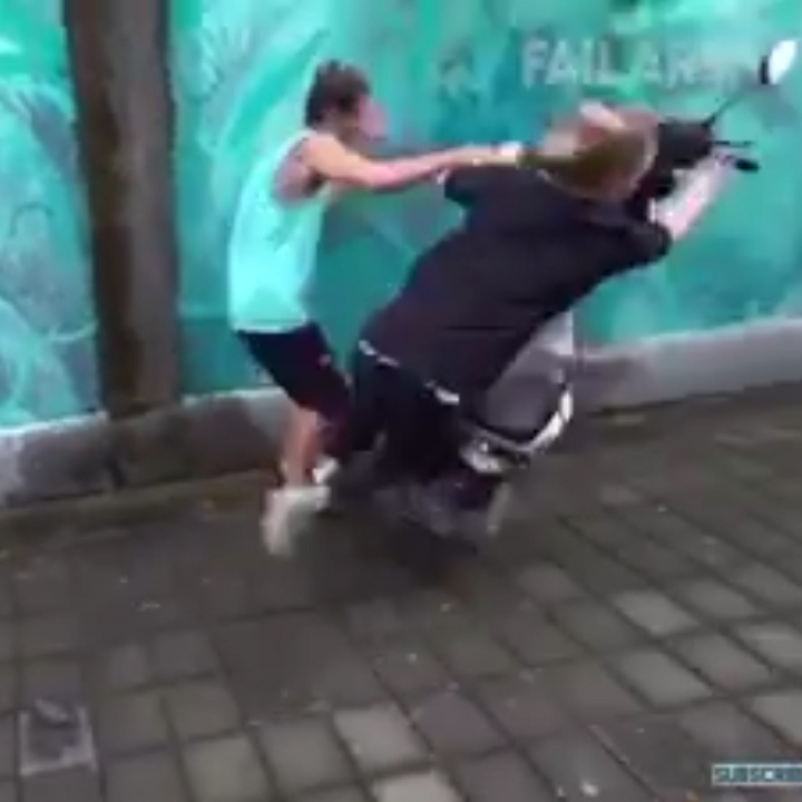 Song ao bat thanh, co gai gap tai nan hai huoc lien tiep hinh anh