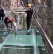 Dung ngay tren cau thuy tinh dung bua kiem tra do cung hinh anh