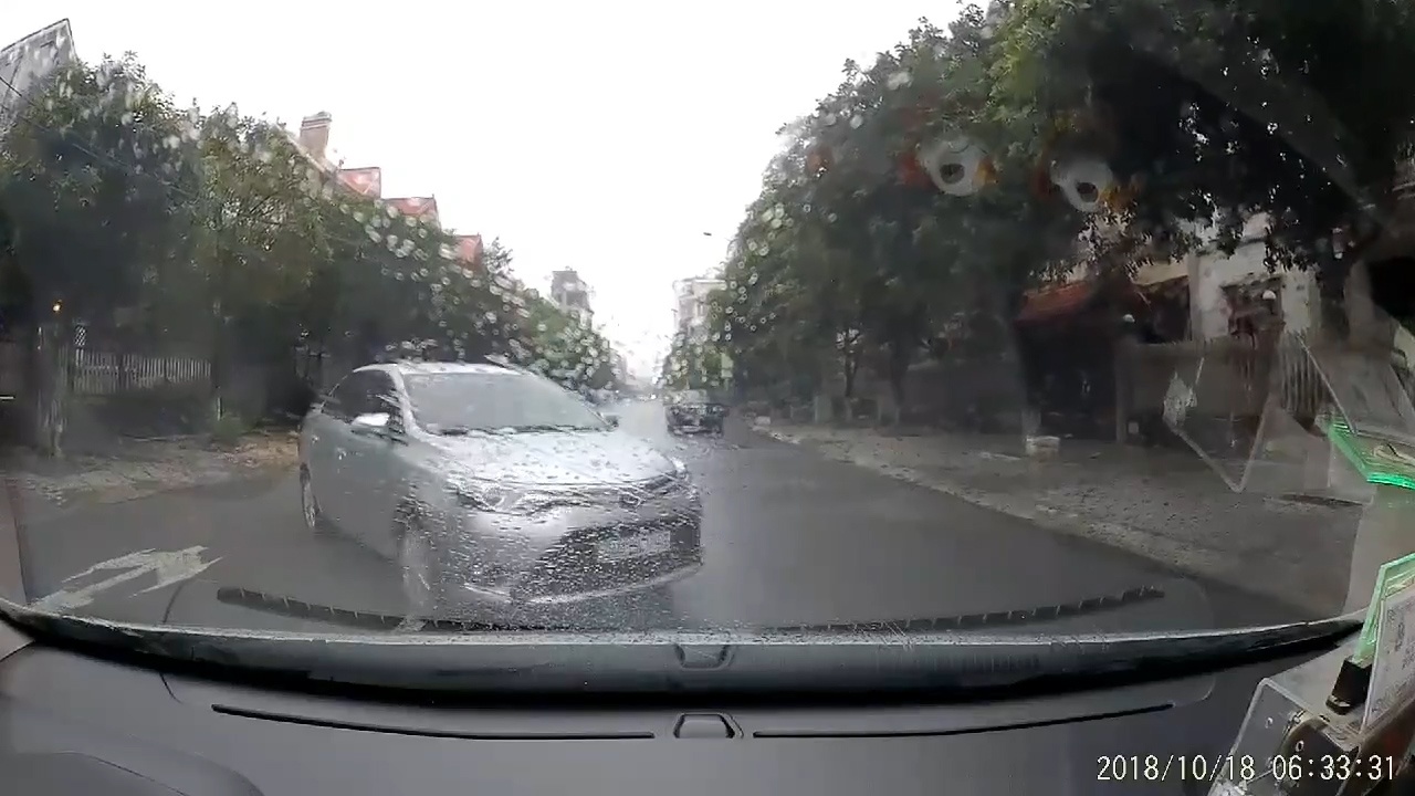 Lan lan va vuot den do, chiec xe bi oto khac day lui ve sau hinh anh