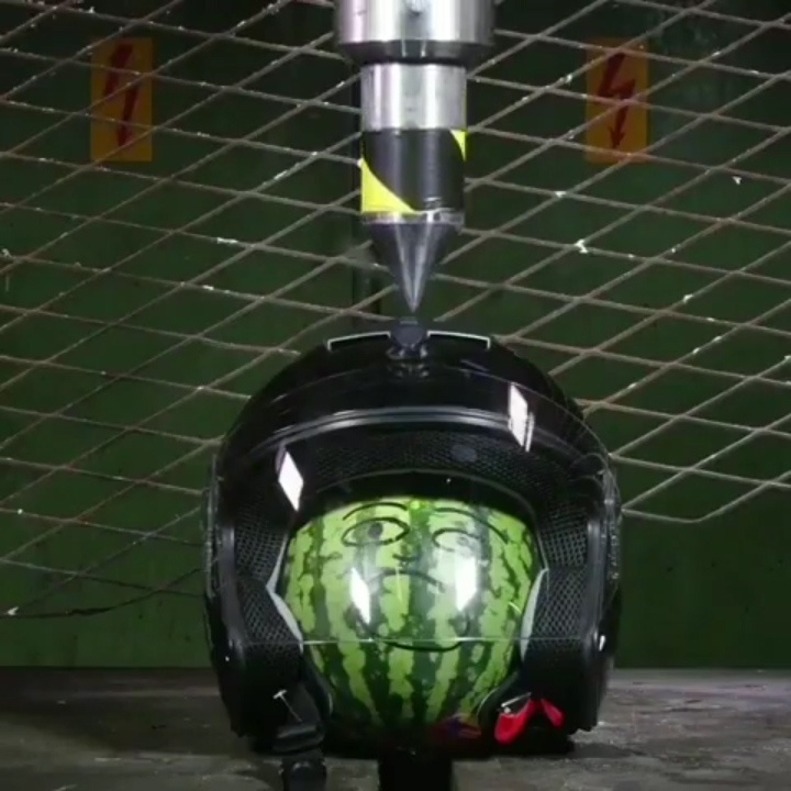 Thu do ben cua non bao hiem duoi may ep 100 tan hinh anh