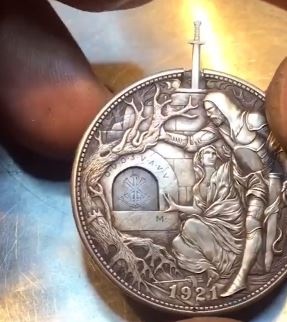 Dong xu duoc cham khac ti mi voi nhieu chi tiet bi mat hinh anh