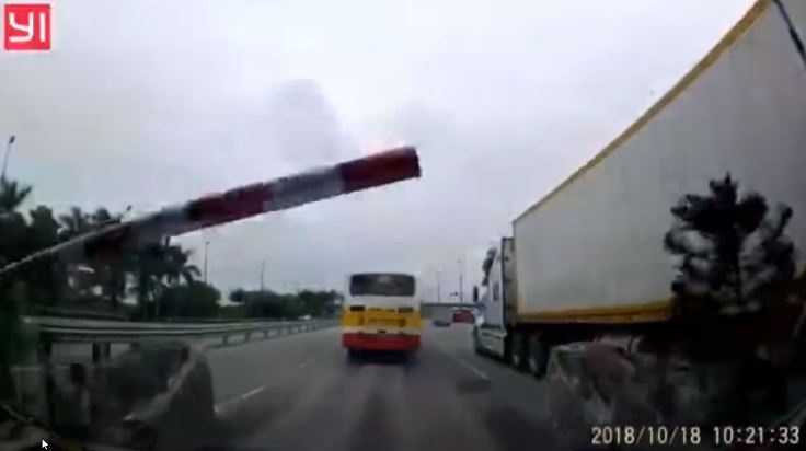 Oto co tinh vuot tram thu phi bi thanh chan dap vao xe hinh anh