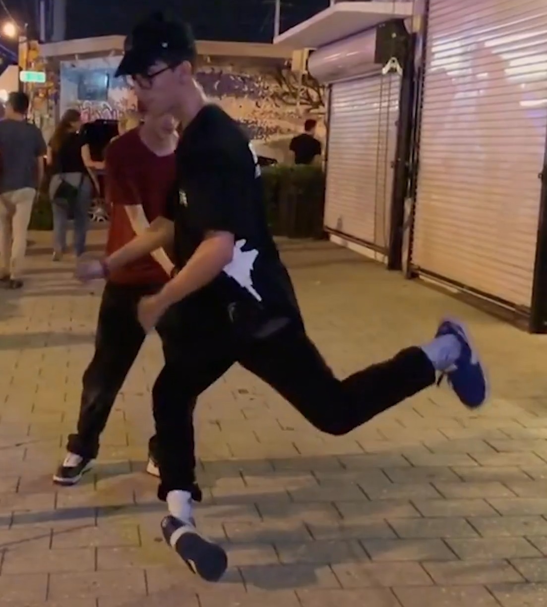 Nghe si nhay popping 'uon deo' sieu dang hinh anh