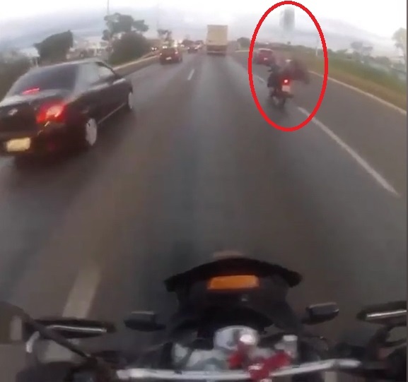 Trung lop xe 'tu tren troi', nguoi di xe may thiet mang o Brazil hinh anh