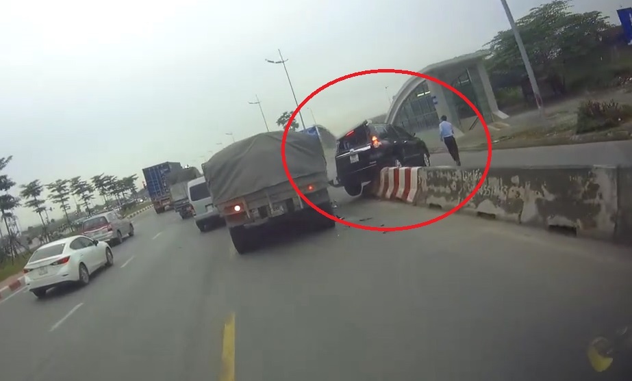 Tranh xe tai, oto leo len dai phan cach cao gan 1 met o Dong Nai hinh anh