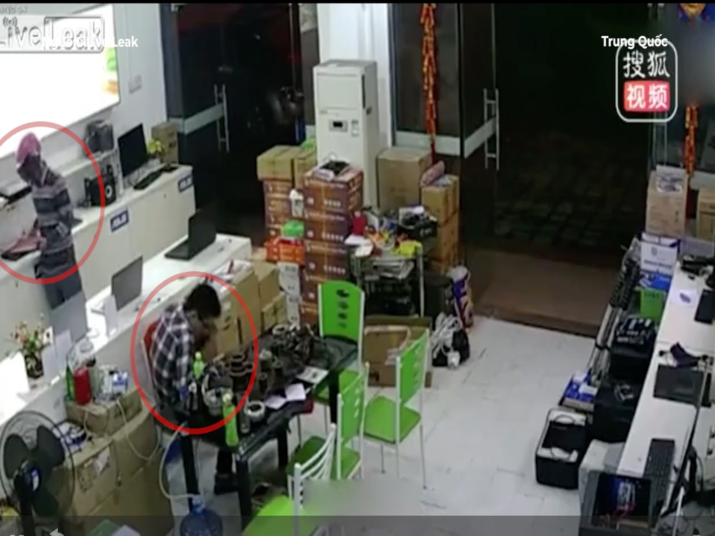 Nhan vien su dung dien thoai, mac cho cuop vao cuom laptop hinh anh