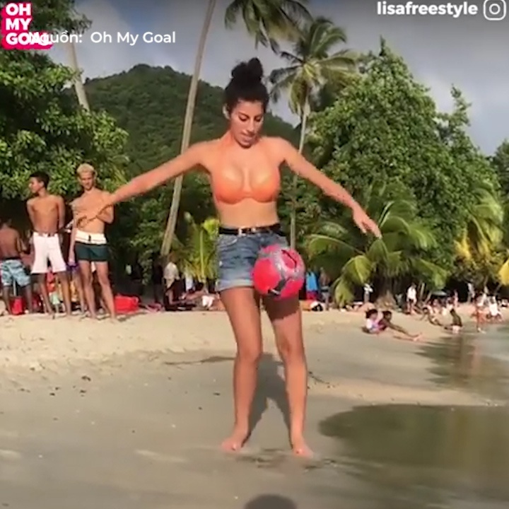 Co nang 'nhay mua' cung qua bong tren bai bien hinh anh