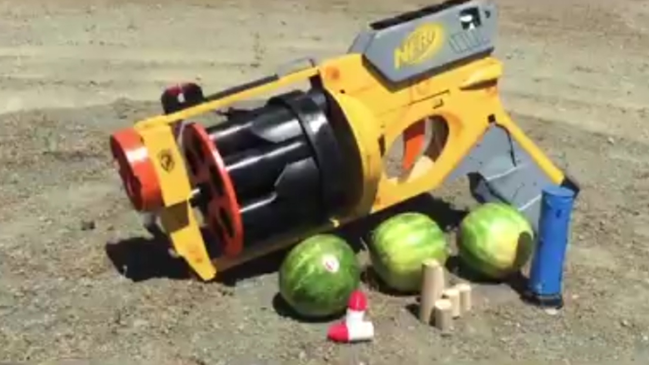 Dua hau no tung toe sau phat ban cua khau dai bac do choi hinh anh