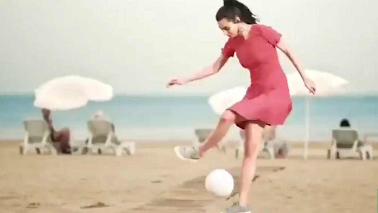 Ban gai hoa hau cua Mesut Oezil tang bong dieu nghe hinh anh