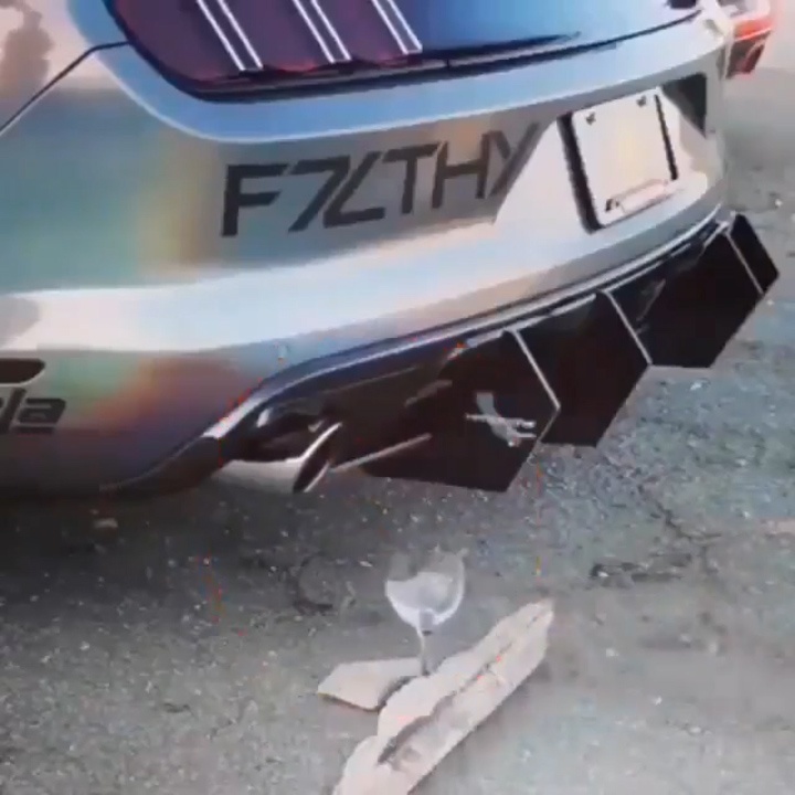 Ly nuoc vo vun sau tieng po cua chiec sieu xe hinh anh