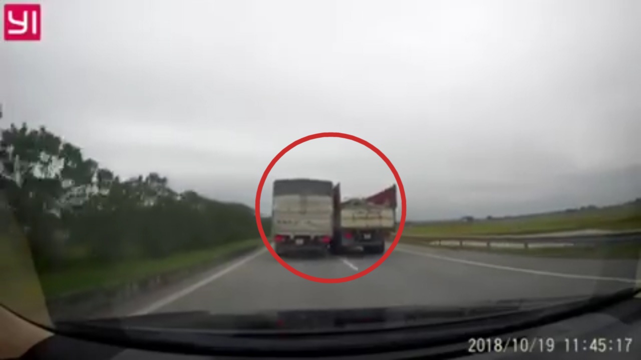 Hai xe tai lan ep nhau de vuot len day nguy hiem trong cao toc hinh anh