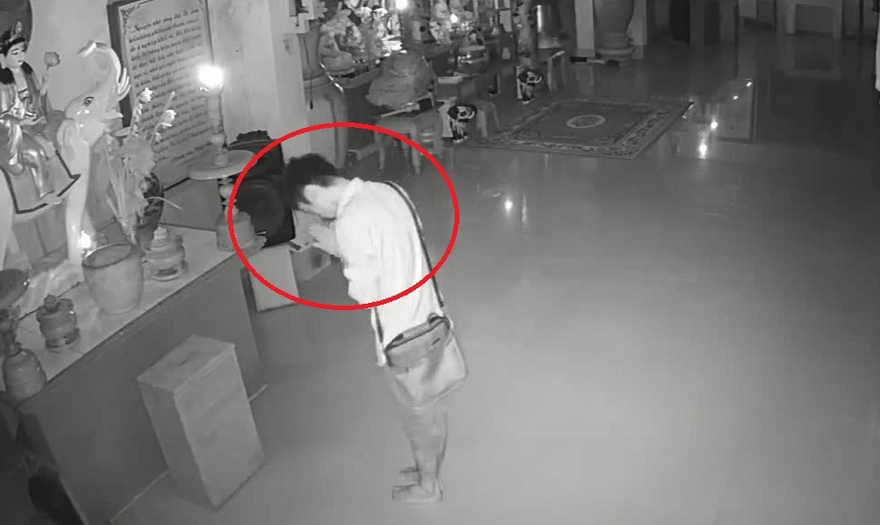 Thanh nien vai lay truoc khi trom tien cong duc trong chua hinh anh