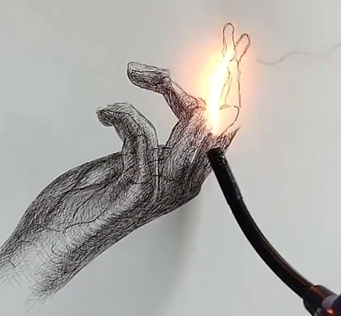 Buc tranh song dong canh bao tu than lap lo sau moi dieu thuoc hinh anh