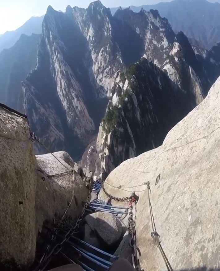 Con duong di bo cheo leo doc vach da day nguy hiem o Trung Quoc hinh anh