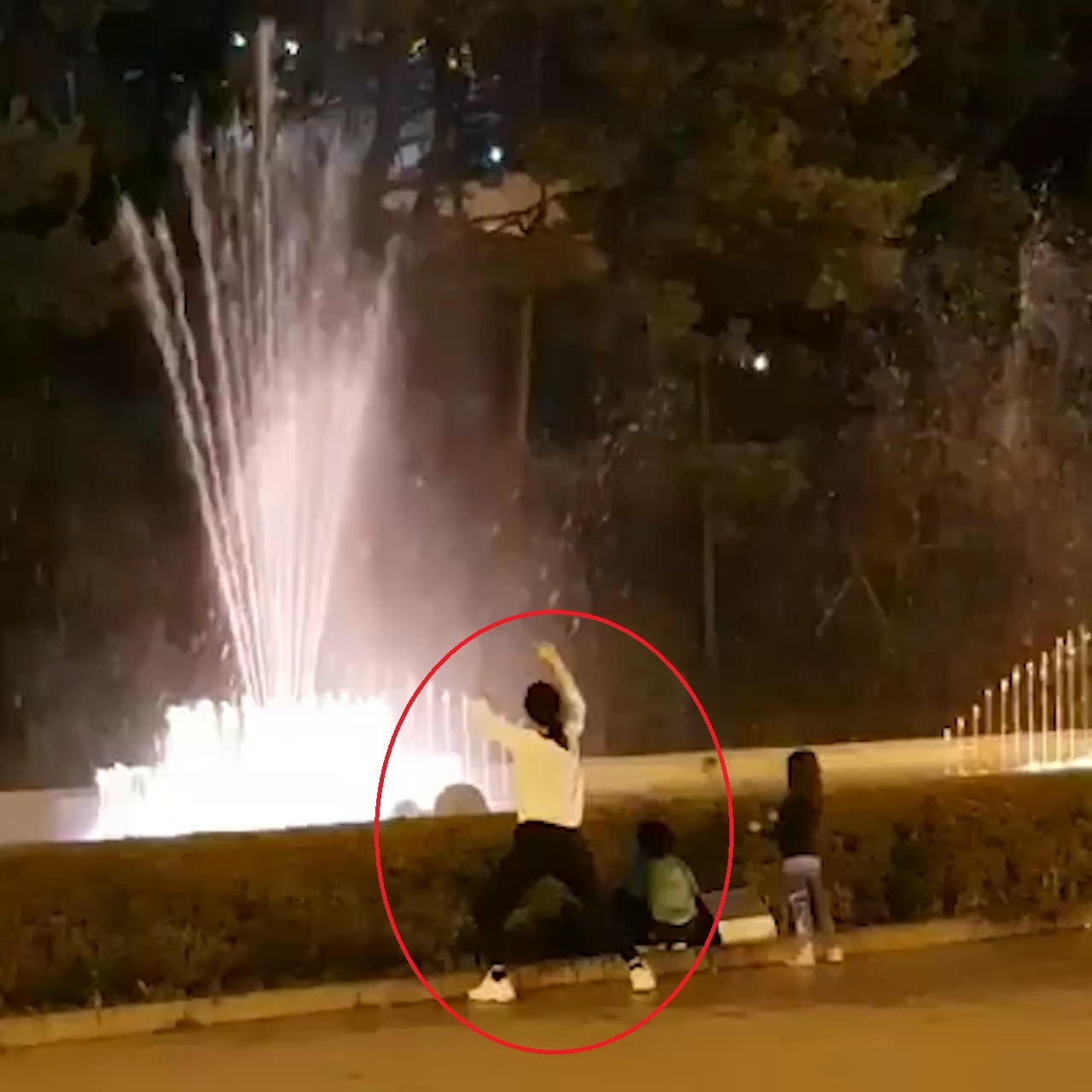 Hai huoc co gai 'dieu khien nuoc' dong dieu voi bai nhay hinh anh