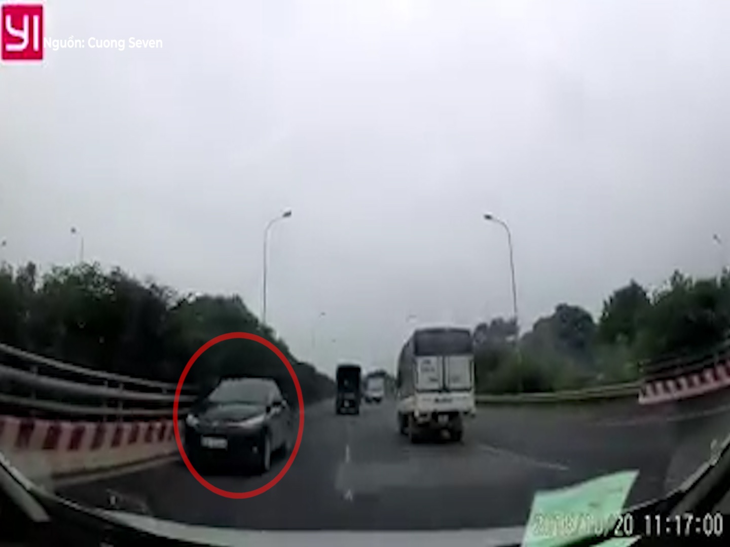 Oto luon lach, phong au tren duong nguoc chieu hinh anh