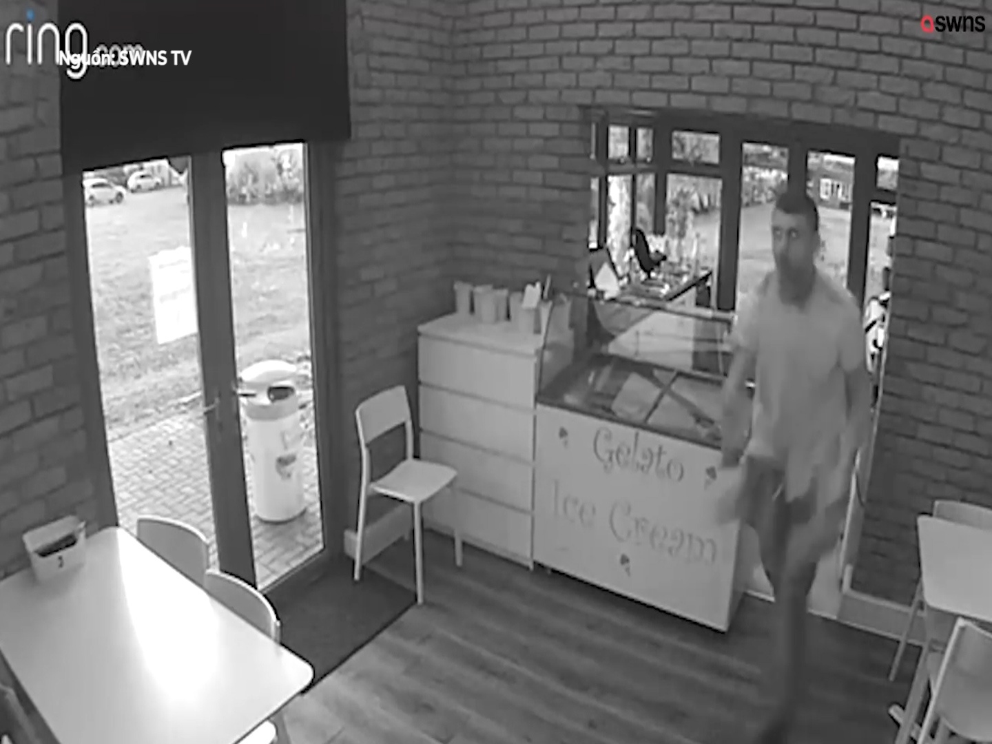 Chu tiem duoi trom tu khoang cach hon 6.000 km hinh anh