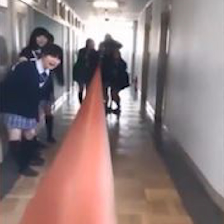 Gay selfie thach thuc moi khoang cach cua Nhat Ban hinh anh