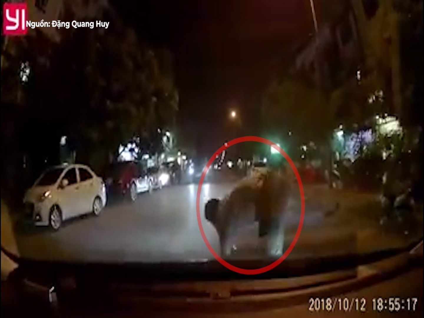 Dot ngot cat ngang oto, xe may bi tong vang ra duong hinh anh