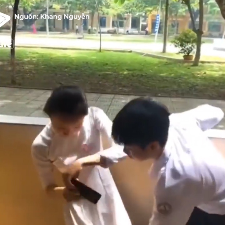 Doi ban 'dao dien' cho canh quay Hau Due Mat Troi giong ban goc hinh anh