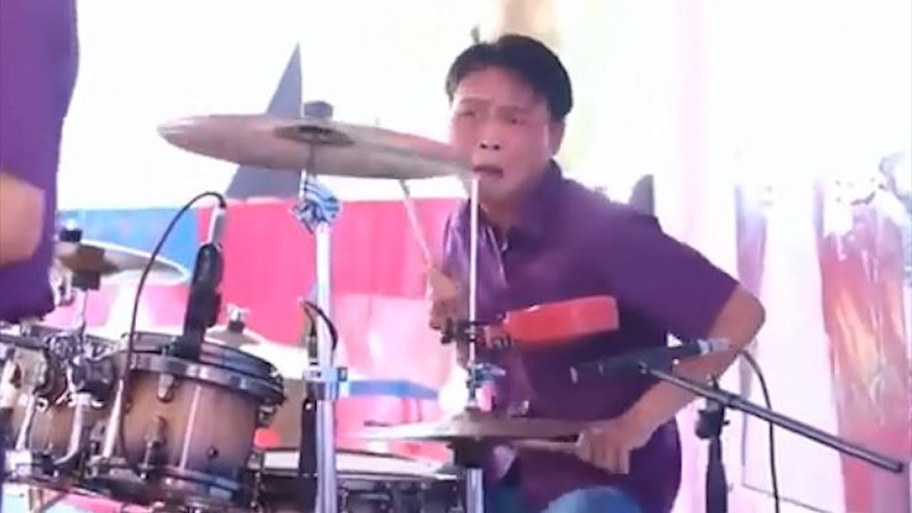 Nhac cong choi trong voi bieu cam hai huoc trong dam cuoi hinh anh