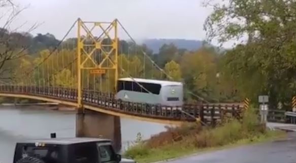 Cau treo My lun xuong duoi suc nang cua xe buyt 35 tan hinh anh