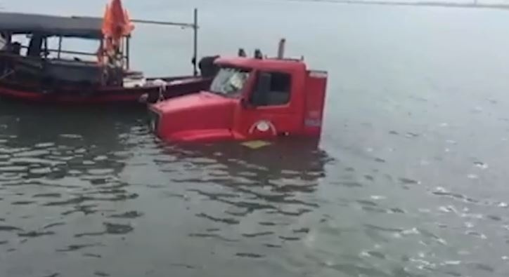 Xe container truot banh xuong vinh Ha Long hinh anh