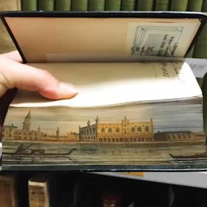 Nhung buc tranh an minh tren mep sach co hinh anh