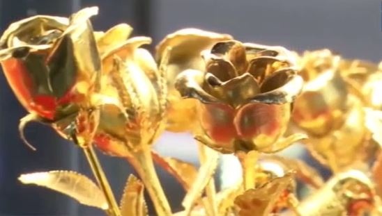 Can canh hoa hong bang vang nguyen chat gia tram trieu dong hinh anh